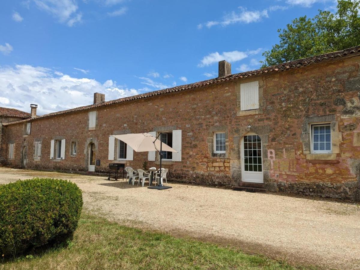 Gite Charmant Au Coeur D'Un Chateau Historique Avec Parc, Proche De Cognac, Ideal Famille Et Nature - Fr-1-653-167 Cherves-de-Cognac Exterior foto